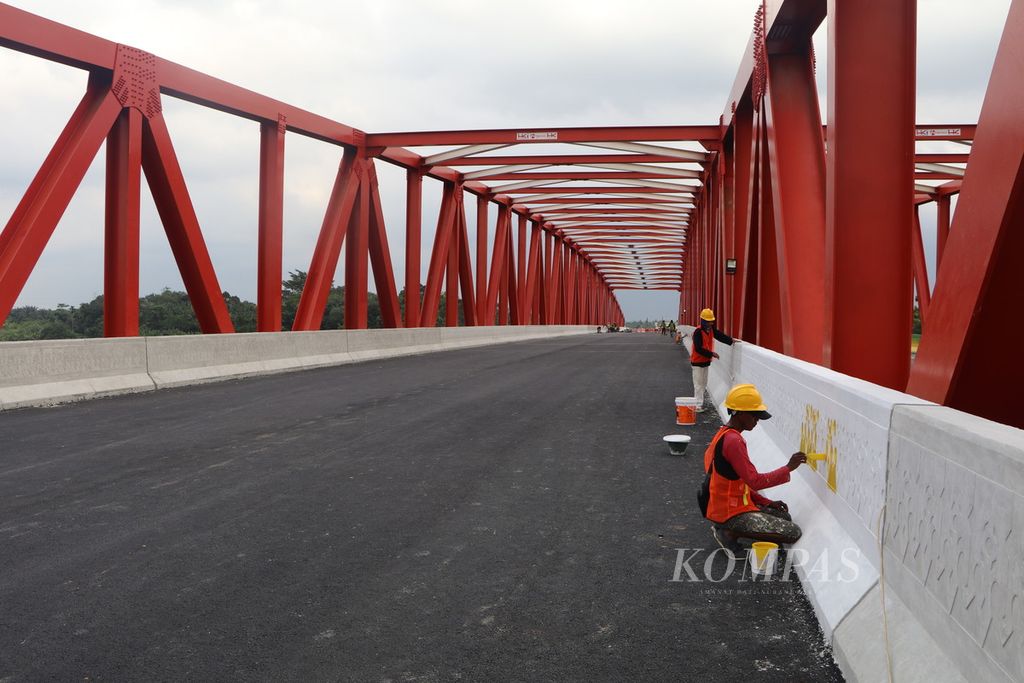 Pekerja beraktivitas pada proyek pembangunan Jalan Tol Binjai-Tanjung Pura-Pangkalan Brandan di Kabupaten Langkat, Sumatera Utara, Jumat (11/8/2023). Jalan tol itu mulai beroperasi pada 29 Januari 2024. 