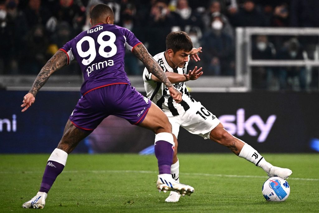 Pemain Juventus Paulo Dybala (kanan) berebut bola dengan pemain Fiorentina Igor Julio pada laga kedua semifinal Coppa Italia, di Stadion Juventus, Turin, Kamis (21/4/2022) dini hari WIB. Juventus menang 2-0 dan unggul 3-0 secara agregat. 