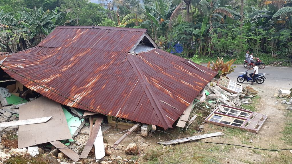 Dampak kerusakan akibat gempa bermagnitudo 6,5 yang mengguncang sejumlah wilayah di Maluku pada Kamis (26/9/2019).