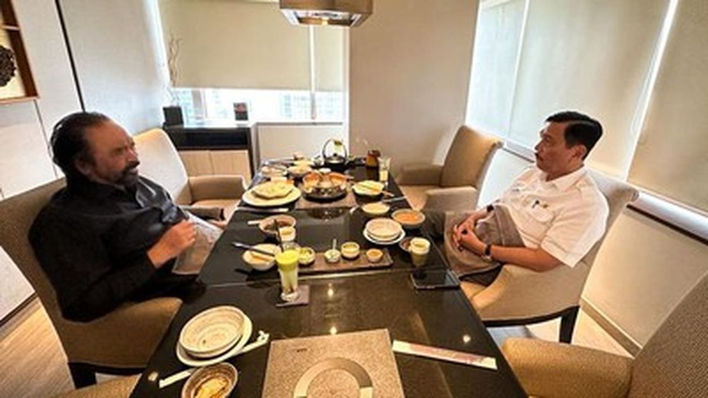 Menteri Koordinator Bidang Kemaritiman dan Investasi Luhut Binsar Pandjaitan makan siang bersama dengan Ketua Umum Partai Nasdem Surya Paloh di Wisma Nusantara, Jakarta, Jumat (5/5/2023).