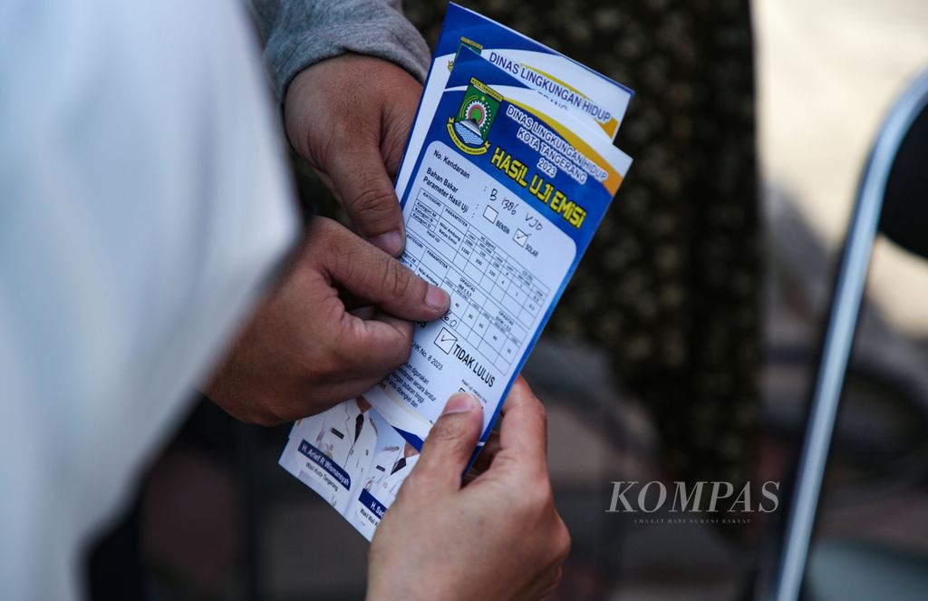 Petugas memberikan informasi kepada warga yang kendaraannya tidak lulus uji emisi dalam kegiatan uji emisi gratis di Stadion Benteng, Kota Tangerang, Banten, Rabu (6/9/2023).