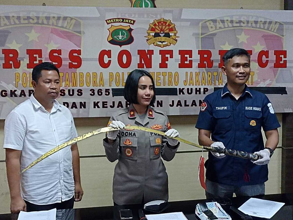 Kepala Kepolisian Rektor Tambora Komisaris Rosana Alberta Labobar (tengah) memegang celurit yang digunakan para pelajar untuk melakukan penganiayaan di Tambora, Jakarta Barat, pada Senin (3/10/2022).