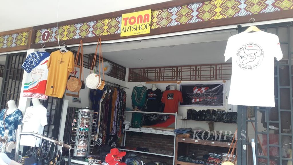 UMKM Tona Artshop yang berada di Bazaar Mandalika Kawasan ITDC menyediakan cendera mata dan souvenir bertema MotoGP seperti kaus bermotif layout sirkuit.
