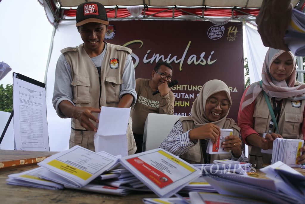 Simulasi Pemungutan dan Penghitungan Suara Pemilu 2024 yang diselenggarakan Komisi Pemilihan Umum Kota Mataram di Tempat Pemungutan Suara (TPS) 23 Pagutan, Kota Mataram, Nusa Tenggara Barat, Rabu (24/1/2024). 