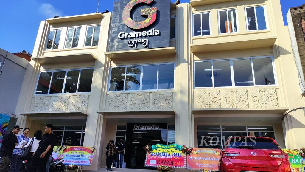 Toko buku Gramedia Bali Teuku Umar di Kota Denpasar, Bali, yang baru, Sabtu 24/6/2023), menempati gedung tiga lantai. 