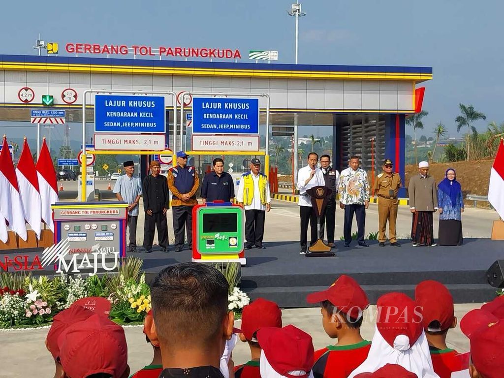 Presiden Joko Widodo memberikan sambutan pada peresmian Jalan Tol Ciawi-Sukabumi ruas Cigombong-Cibadak di Gerbang Tol Parungkuda, Kabupaten Sukabumi, Jawa Barat, Jumat (4/8/2023).