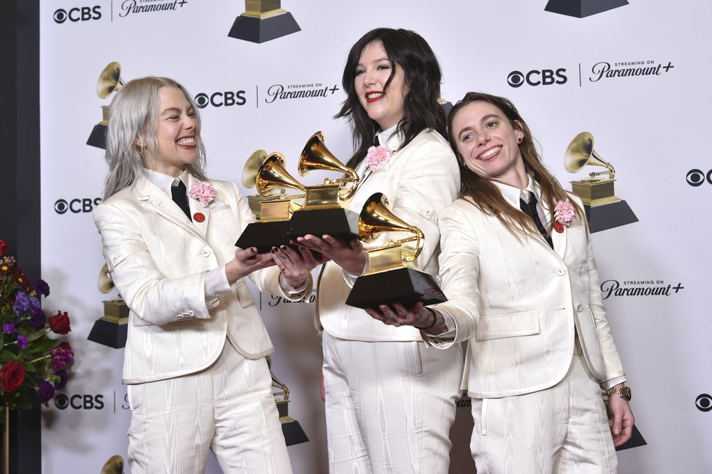 Phoebe Bridgers, (dari kiri), Lucy Dacus, dan Julien Baker dari boygenius berpose di ruang pers di ajang Grammy Awards ke-66 yang berlangsung di Los Angeles, California, Amerika Serikat, Minggu (4/2/2024) malam waktu setempat. 