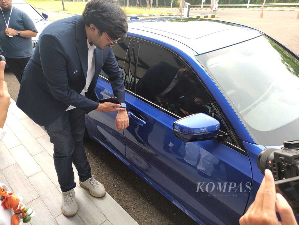 BMW Indonesia staff used a smartwatch to open the door of the luxury car during the Media Technology Workshop: Explore Connected Drive in Indonesia with the Legendary 3 Series in Jakarta on Thursday (16/5/2024).