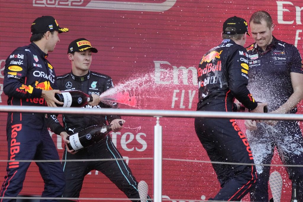 Pebalap Red Bull, Max Verstappen (kanan), yang memenangi balapan Formula 1 seri Azerbaijan, pebalap Red Bull, Sergio Perez (kiri), yang finis kedua, dan pebalap Mercedes, George Russell, yang finis ketiga melakukan selebrasi di atas podium, Minggu (12/6/2022) di Sirkuit Jalanan Baku, Azerbaijan. 