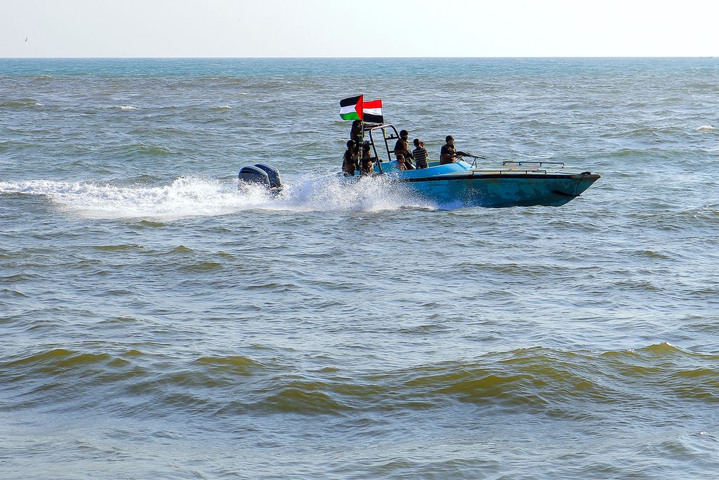 Anggota penjaga pantai Yaman yang berafiliasi dengan kelompok Houthi berpatroli di laut pada 4 Januari 2024.