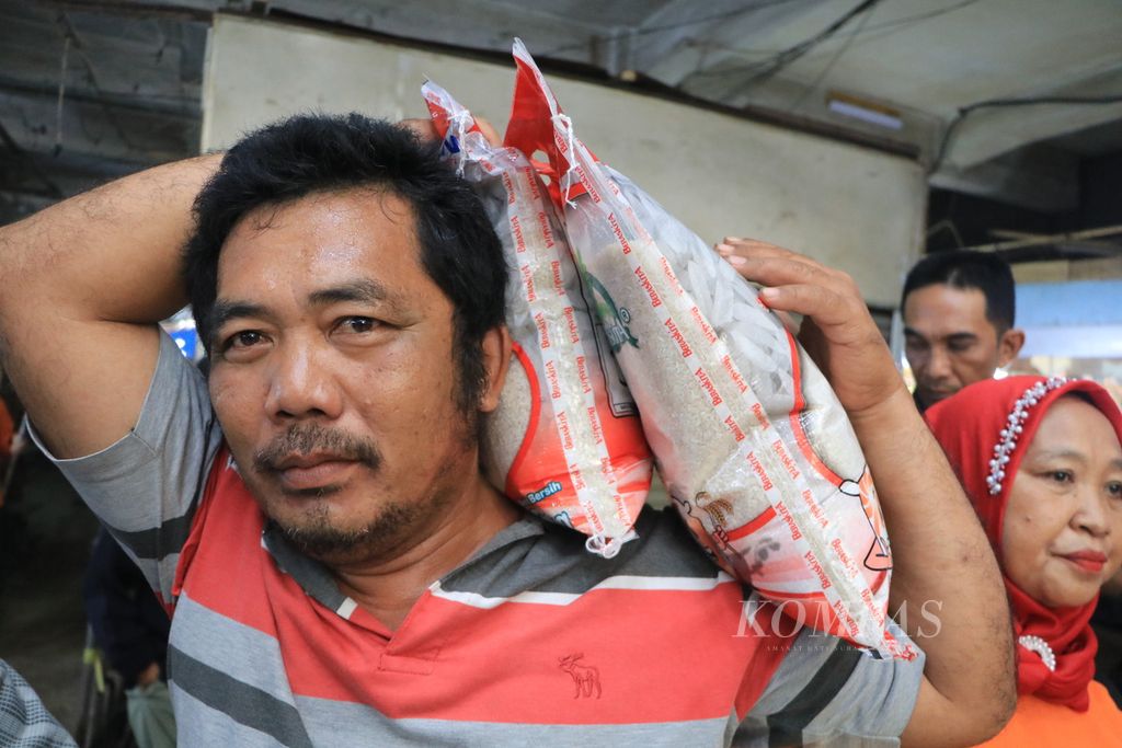 Warga membeli beras di pasar murah yang digelar pemerintah untuk menstabilkan harga pada Natal dan Tahun Baru di Pusat Pasar Medan, Sumatera Utara, Sabtu (24/12/2022). Beras dijual Rp 48.000 per karung ukuran 5 kilogram.