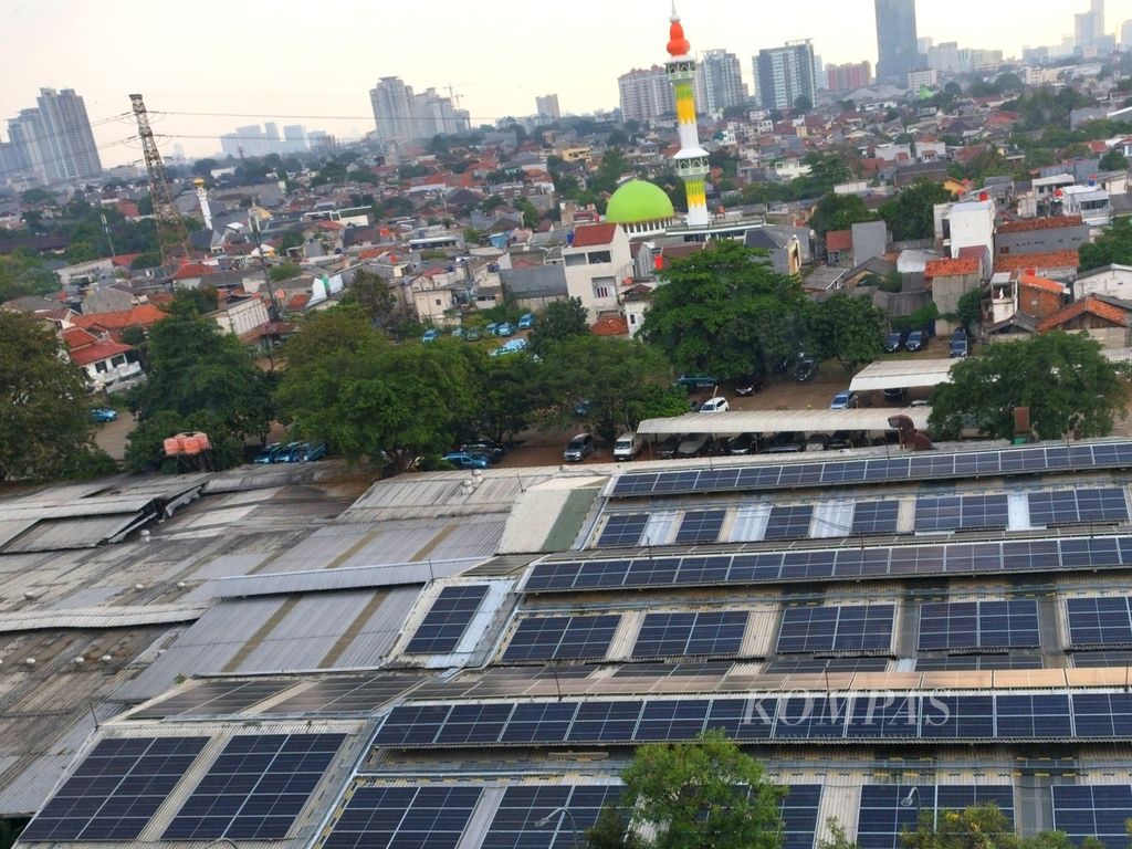 Terlihat kondisi pembangkit listrik tenaga surya atap yang terpasang di atas gedung operasional utama PT Blue Bird Tbk, di Jakarta, Selasa (13/6/2023).
