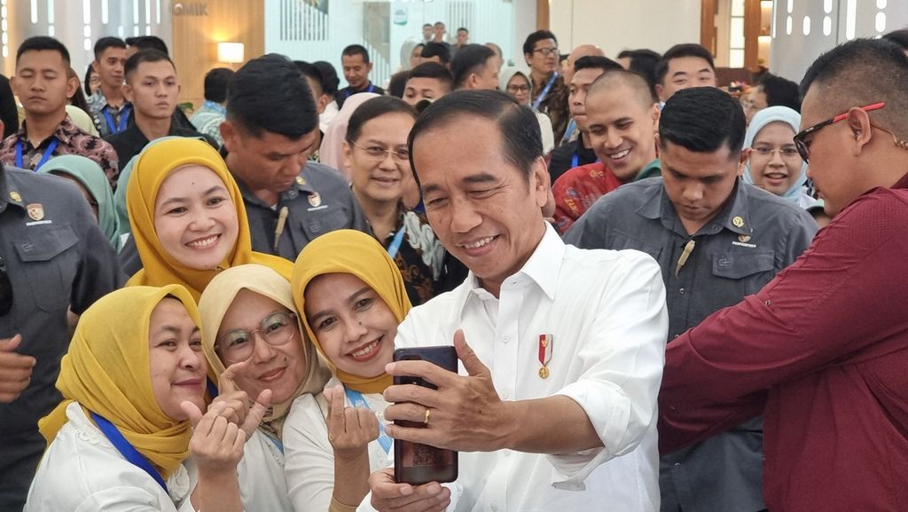 Presiden Joko Widodo berfoto bersama sejumlah undangan dalam peresmian Gedung Pelayanan Kesehatan Ibu dan Anak Terpadu Rumah Sakit Umum Pusat Hasan Sadikin Bandung, Jawa Barat, Kamis (29/8/2024). 