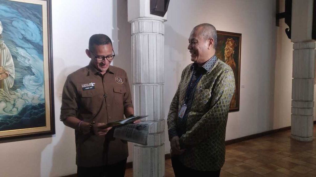 Menteri Pariwisata dan Ekonomi Kreatif Sandiaga Salahuddin Uno (kiri) bersama CEO of Kompas Gramedia Group Lilik Oetama (kanan) saat mengunjungi Bentara Budaya Jakarta, Jakarta Pusat, Rabu (4/1/2023).