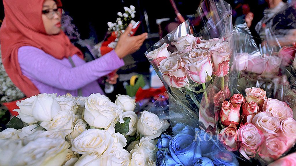 Penjual bunga di Toko Bunga Darmo Jaya menyiapkan bunga mawar di kawasan penjualan bunga di Jalan Kayun, Surabaya, Selasa (13/2). Menurut salah satu penjual Anis, jelang perayaan valentine, permintaan bunga mawar melonjak dari biasanya. Harga per tangkai pun naik dari Rp 5.000 menjadi Rp 7.500.
