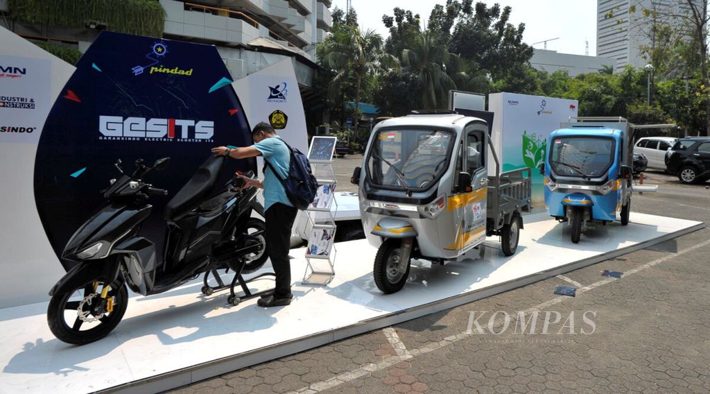 Sejumlah purwarupa kendaraan listrik seperti sepeda motor listrik dan kendaraan angkutan barang serbaguna dipamerkan di Badan Pengkajian dan Penerapan Teknologi (BPPT), Jakarta, Selasa (31/8/2018). 