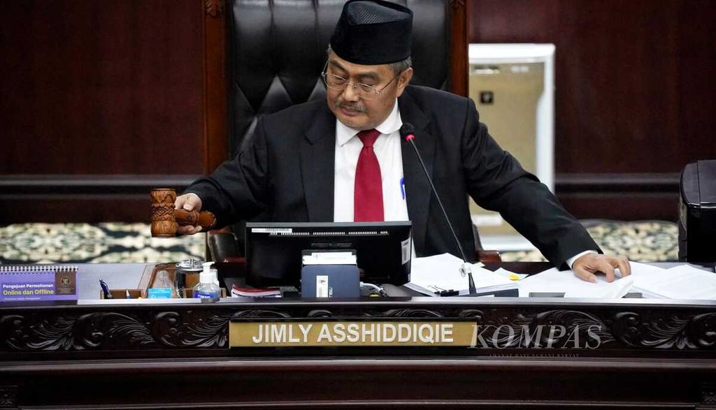 Chairman of the Honorary Council of the Constitutional Court (MKMK) Jimly Asshiddiqie, spoke during a hearing to announce the verdict on allegations of ethical violations by a judge in the Constitutional Court building in Jakarta on Tuesday (7/11/2023).