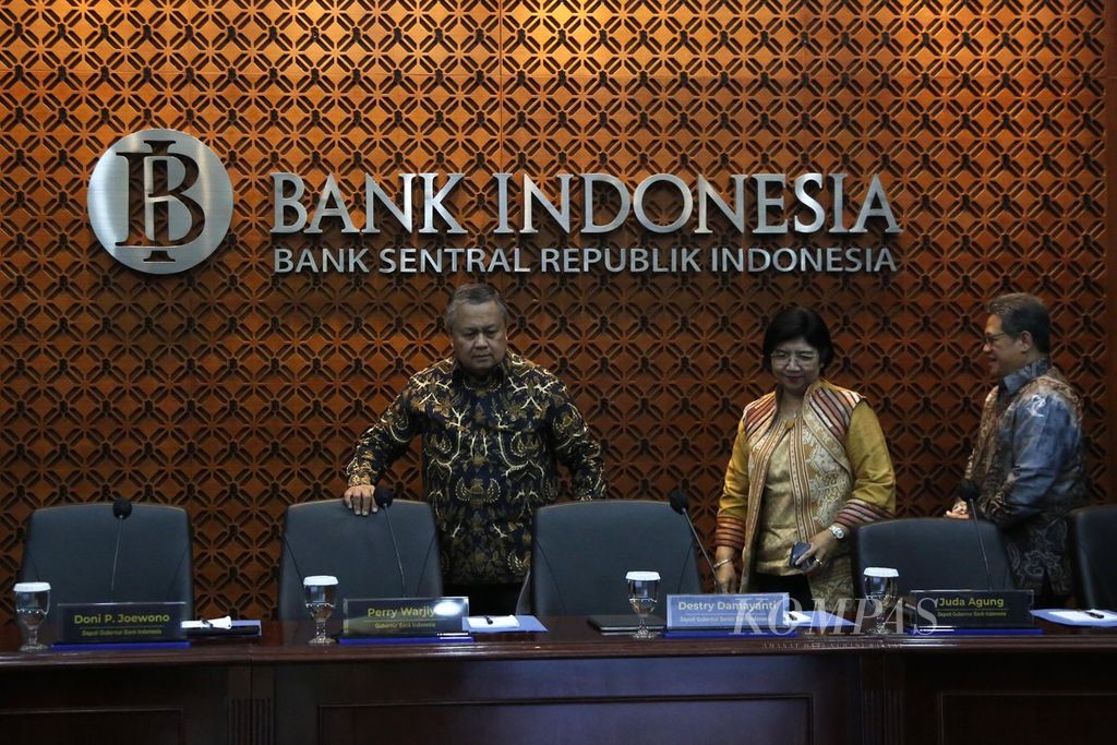 Gubernur Bank Indonesia Perry Warjiyo (kiri) bersama jajarannya bersiap memulai konferensi pers hasil Rapat Dewan Gubernur Bank Indonesia di Jakarta, Kamis (21/12/2023). 