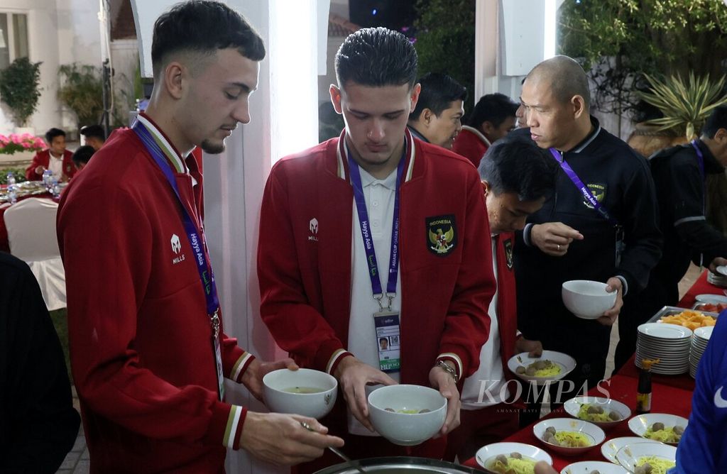 Pemain timnas Indonesia, Ivar Jenner (kiri) dan Justin Hubner, mengambil bakso saat jamuan makan malam yang digelar di Wisma KBRI di Doha, Qatar, Rabu (10/1/2024) malam waktu setempat. 