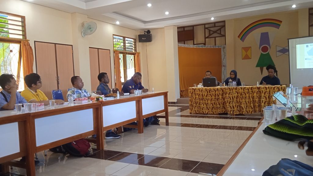 Para peserta menyampaikan hasil investigasi bertema Jejak Perdagangan Senjata Api dan Amunisi Ilegal di Tanah Papua di Jayapura, Jumat (1/7/2022).