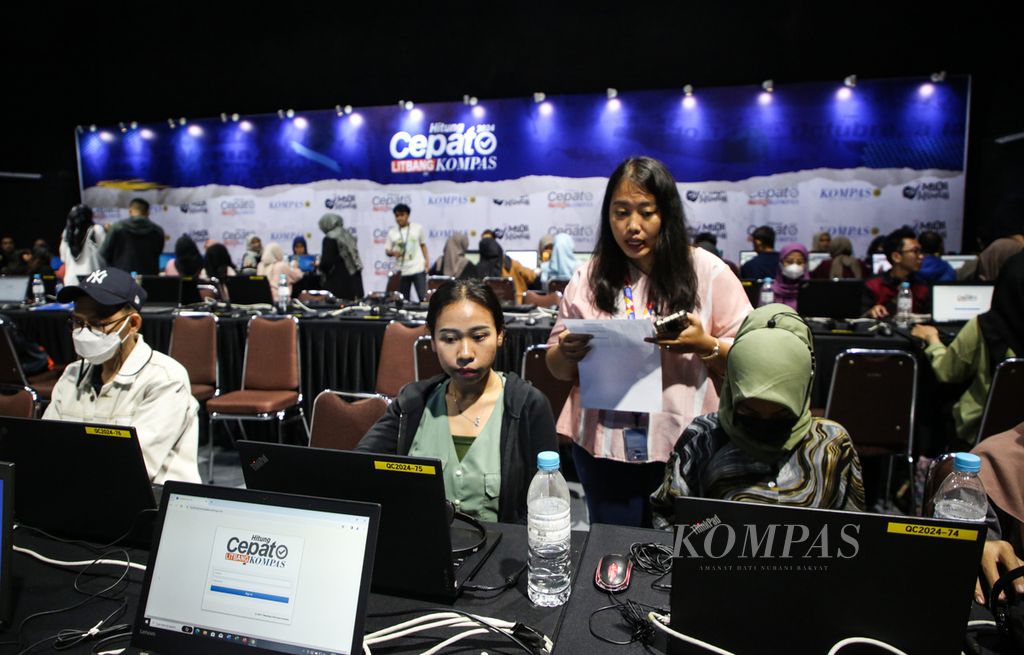 Proses simulasi hitung cepat Litbang <i>Kompas</i> 2024 pada pemilihan presiden dan legislatif di Menara Kompas, Jakarta, Senin (12/2/2024).