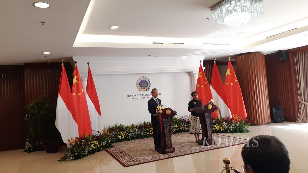 Jumpa pers Menteri Luar Negeri Retno Marsudi (kanan) dan Menlu China Wang Yi di Jakarta, Kamis (18/4/2024).