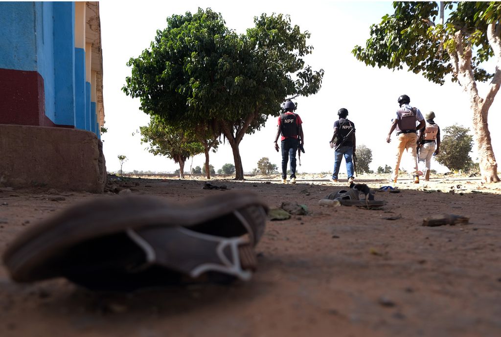 Polisi berpatroli di dalam sekolah Sains Pemerintah di Kankara, Katsina, Nigeria, setelah pria bersenjata menculik siswa pada Selasa (15/12/2020) waktu setempat.