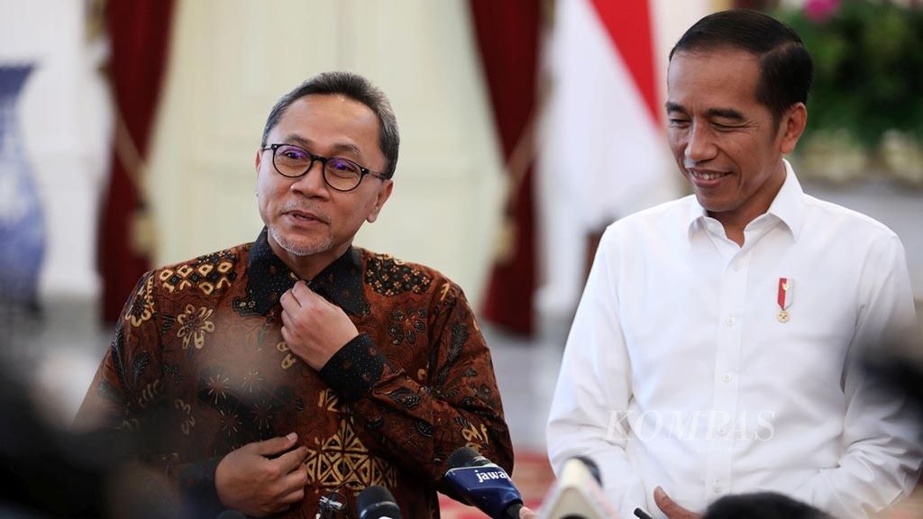 Presiden Joko Widodo bersama Ketua Umum Partai Amanat Nasional Zulkifli Hasan menjelaskan pertemuan mereka kepada wartawan di Istana Merdeka, Jakarta, Senin (14/10/2019). Pertemuan digelar sebelum PAN memutuskan bergabung dalam koalisi parpol pendukung pemerintahan Jokowi-Ma'ruf Amin. 