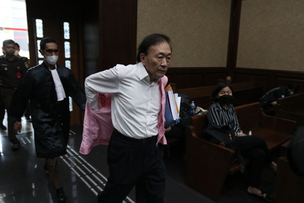 Terdakwa kasus dugaan korupsi perizinan lahan kelapa sawit PT Duta Palma Group, Surya Darmadi, memasuki ruang sidang di Pengadilan Tindak Pidana Korupsi, Jakarta Pusat, Senin (31/10/2022). 