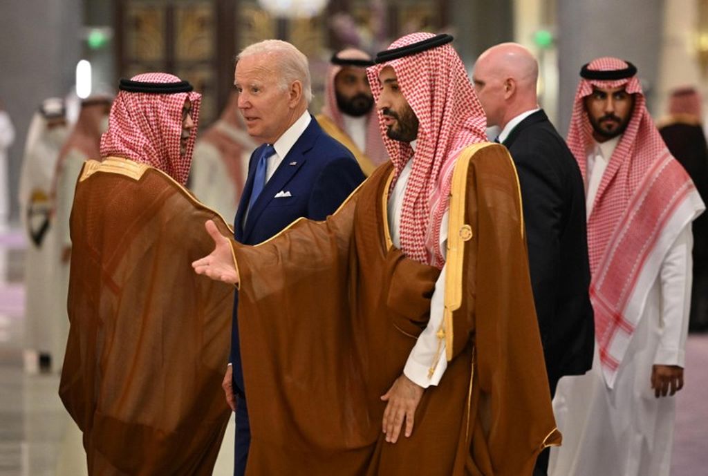 Presiden Amerika Serikat Joe Biden dan Putera Mahkota Arab Saudi Pangeran Mohammed bin Salman berjalan beriring menjelang sesi foto bersama di sela-sela konferensi tingkat tinggi membahas isu keamanan dan pembangunan. Konferensi yang digelar di Jeddah, Arab Saudi pada Sabtu (16/7/2022) itu diikuti oleh enam anggota Dewan Kerja Sama Teluk dan tiga negara lain yaitu, Mesir, Yordania, dan Irak.