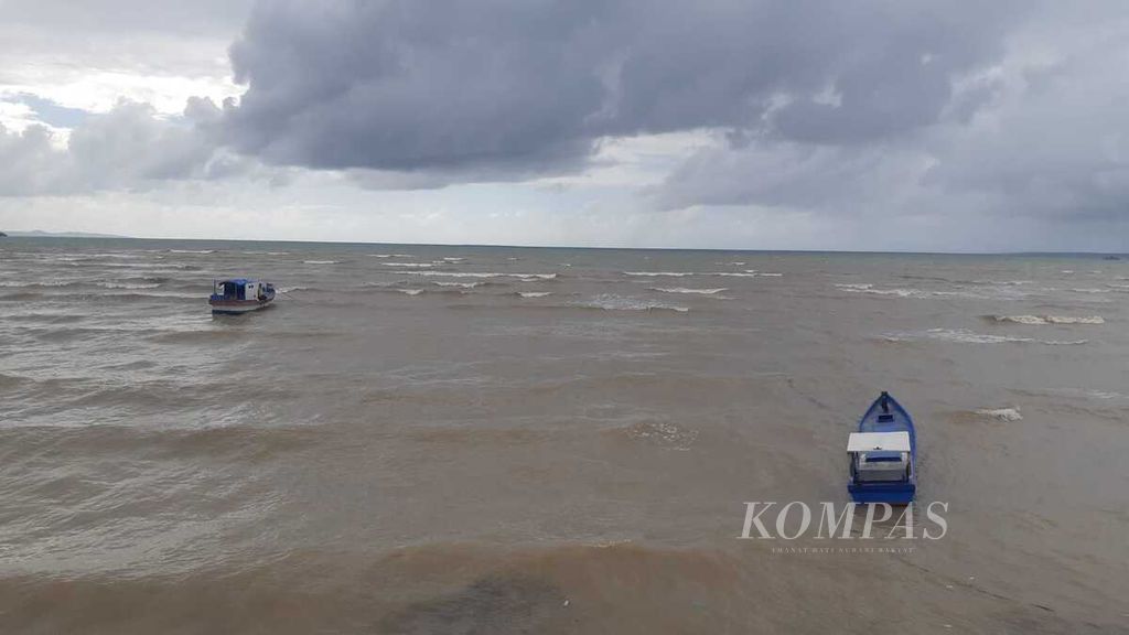 Gelombang tinggi menerjang pesisir Kota Kupang, Nusa Tenggara Timur, Selasa (25/1/2022). Akibatnya pelayaran feri terhenti, banyak nelayan tidak melaut.