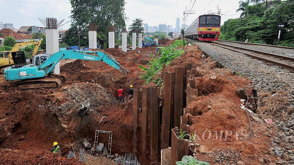 Pembangunan rel kereta api dwiganda masih terus berlangsung di kawasan Manggarai, Jakarta Selatan, Selasa (21/3). Jalur kereta dwiganda Manggarai-Cikarang sepanjang 38 kilometer tersebut untuk memisahkan jalur utama kereta jarak jauh dan kereta komuter. Proyek jalur dwiganda dijadwalkan selesai pada 2019.