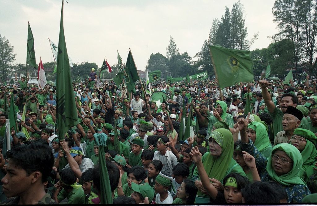 Kampanye Partai Persatuan Pembangunan (PPP) pada Pemilu 1997 di Jakarta, Sabtu, 17 Mei 1997. Ratusan ribu massa partai berlambang bintang itu turun ke jalan-jalan di seluruh sudut Ibu Kota. Namun, kampanye semarak ini dinodai bentrokan di beberapa tempat, yang mengakibatkan sejumlah korban luka-luka dan sejumlah mobil rusak.