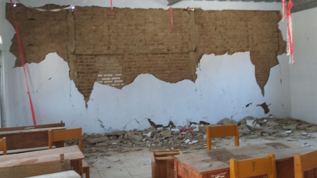 Tampak salah satu ruangan kelas Madrasah Aliyah Karya Bakti di Desa Sukasari, Kabupaten Bandung, Jawa Barat, Rabu (18/9/2024). Sepuluh siswa madrasah mengalami luka-luka.