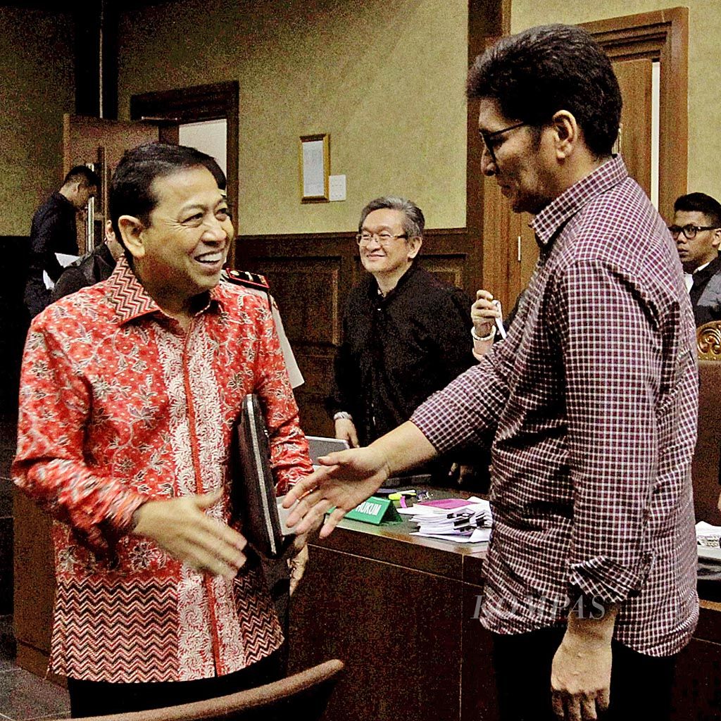 Terdakwa  korupsi proyek KTP elektronik, Setya Novanto (kiri), berjabat tangan dengan mantan anggota DPR, Mirwan Amir (kanan), di Pengadilan Tipikor Jakarta, Kamis (25/1). Mirwan diperiksa sebagai saksi dalam kasus tersebut.
