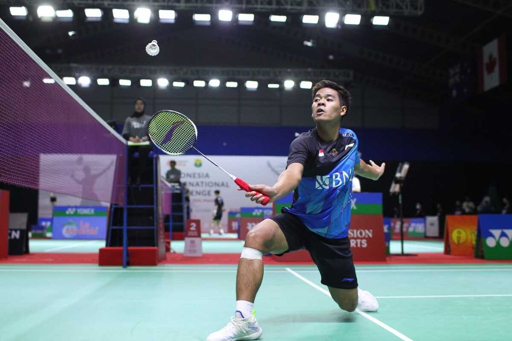 Syabda Perkasa Belawa tersingkir pada perempat final turnamen Indonesia International Challenge setelah dikalahkan Jeon Hyeok-jin (Korea Selatan) 14-21, 14-21 di Platinum Arena, Malang, Jumat (14/10/2022). 