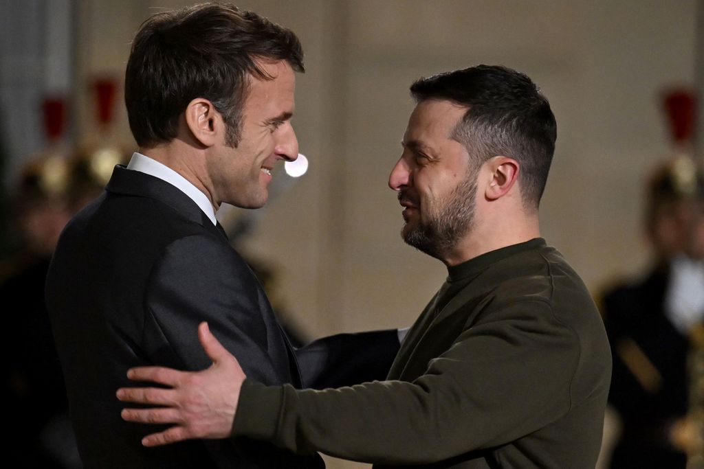 Presiden Perancis Emmanuel Macron menyambut Presiden Ukraina Volodymyr Zelenskyy saat tiba di Istana Kepresidenan Elysee untuk pertemuan bersama Kanselir Jerman Olaf Scholz di Paris, Perancis, 8 Februari 2023. 