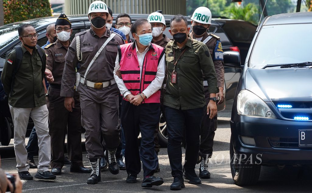 Tersangka korupsi Surya Darmadi digiring petugas memasuki Gedung Bundar Jampidsus, Kejaksaan Agung, Jakarta, untuk menjalani pemeriksaan, Kamis (18/8/2022).  