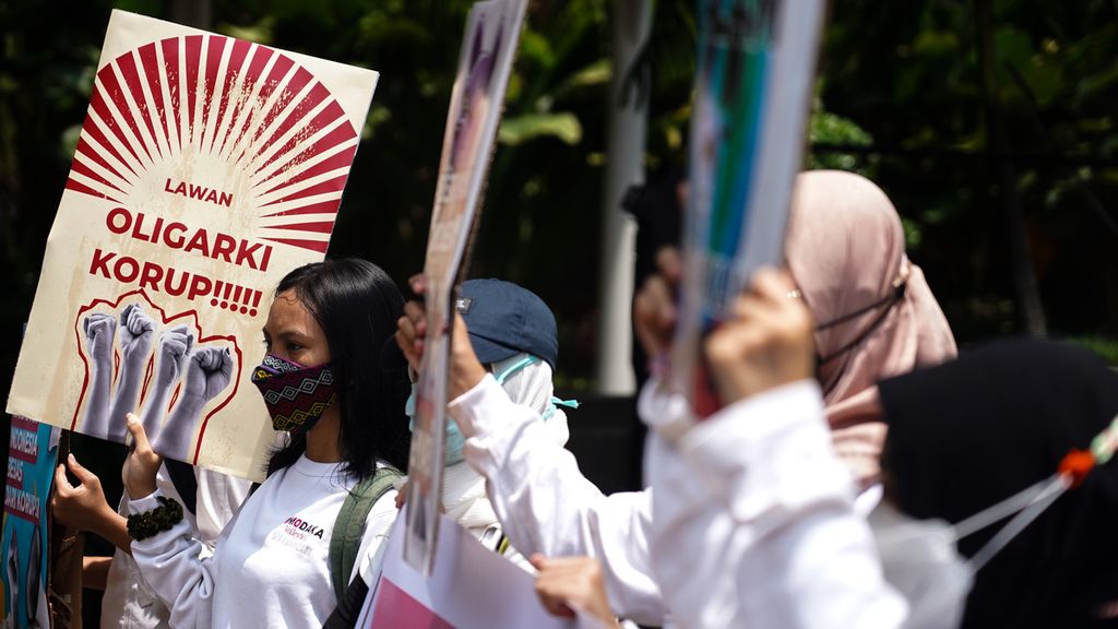 Sejumlah aktivis yang tergabung dalam Gerakan #BersihkanIndonesia, Perempuan Indonesia Anti-Korupsi, BEM SI, dan beberapa perwakilan organisasi lain menggelar aksi di depan Gedung Merah Putih Komisi Pemberantasan Korupsi, Jakarta, Selasa (9/11/2021). Aksi yang digelar menyambut Hari Pahlawan 10 November ini menyuarakan ajakan generasi muda untuk mewarisi semangat juang pahlawan dalam langkah nyata menegakkan pemberantasan korupsi yang kian dilemahkan saat ini. 