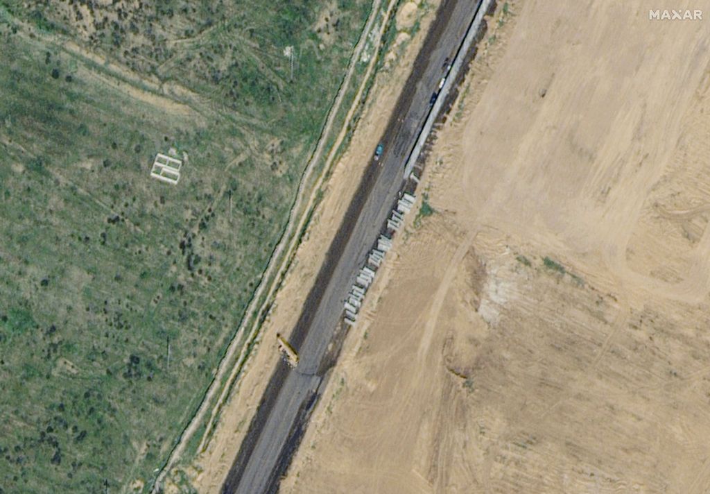 Foto citra satelit Maxar Technologies ini memperlihatkan pembangunan tembok di Rafah, Mesir, Kamis (15/2/2024). 