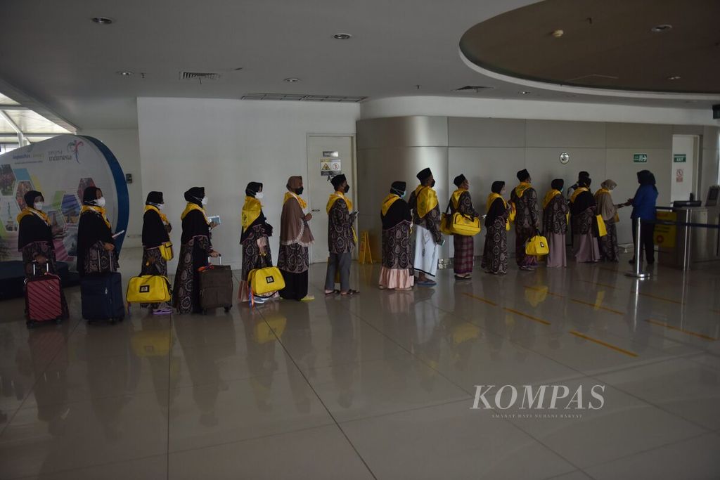 Jamaah umrah antre memeriksakan barang bawaan serta tiket di Terminal 2 Bandara Internasional Juanda Surabaya, Kabupaten Sidoarjo, Jawa Timur, Senin (14/3/2022). Setelah dua tahun terdampak pandemi Covid-19, pada 14 Maret dilakukan pemberangkatan 366 jamaah umrah perdana melalui Bandara Juanda oleh Maskapai Lion Air. Penerbangan umrah dijadwalkan berlangsung dua kali dalam seminggu.