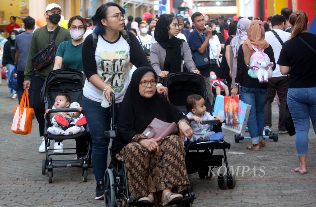 Pengunjung dari berbagai usia mendatangi Jakarta Fair Kemayoran 2022, Sabtu (11/6/2022). Setelah dua tahun ditiadakan karena pandemi Covid-19, ajang pameran dan pertunjukan Jakarta Fair kembali digelar pada 9 Juni hingga 17 Juli 2022 dan menyedot animo pengunjung. 