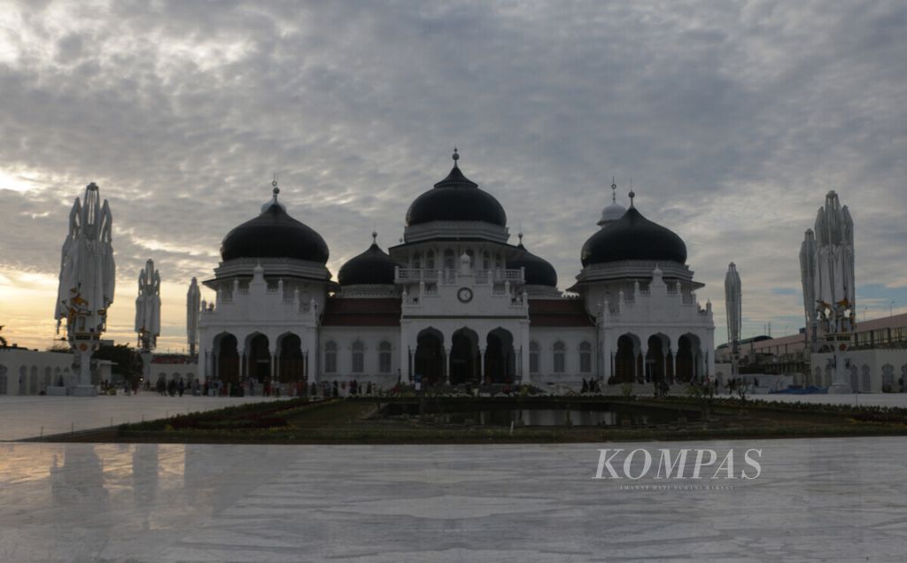 Masjid Raya Baiturrahman Banda Aceh, Provinsi Aceh, menjelang senja, akhir 2019. Masjid ini dibangun masa Kerajaan Aceh Darussalam dan hingga kini masih kokoh berdiri. Masjid tersebut menjadi pusat tempat ibadah warga Aceh pada bulan Ramadhan.
