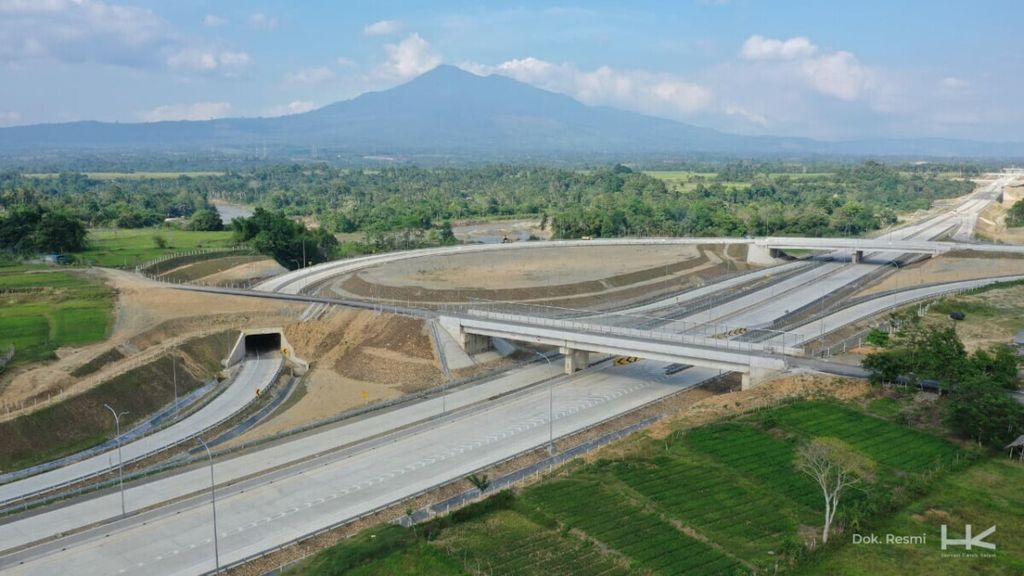 The Sigi-Banda Aceh toll road section 3 connecting Indrapuri District to Kota Jantho District, Aceh Besar Regency, is now functional. The photo was taken on Wednesday (10/3/2021).