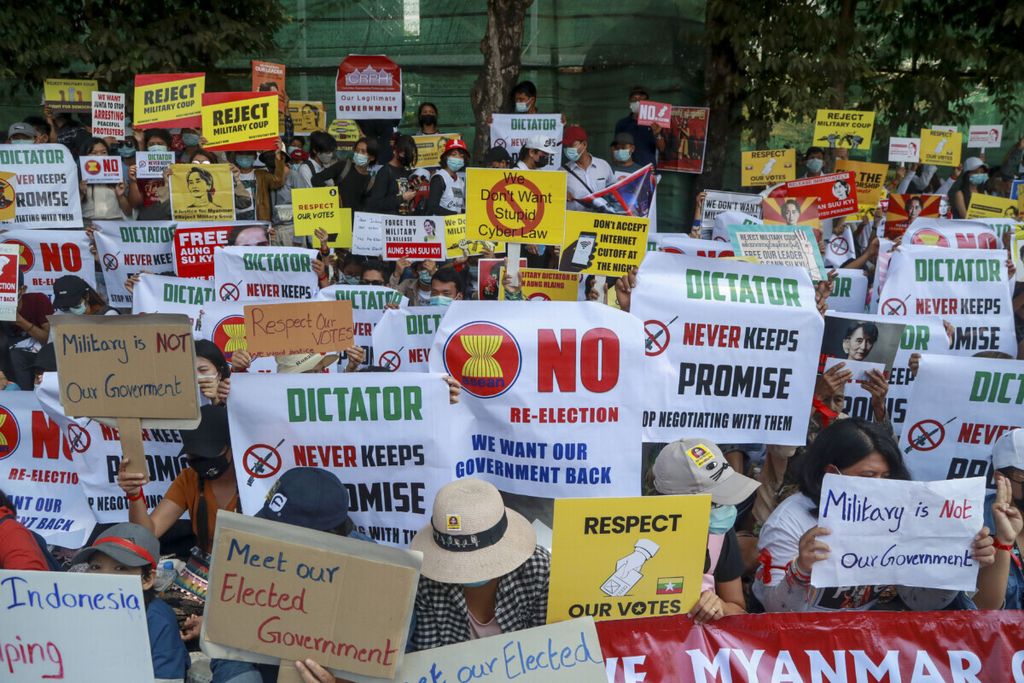 Demonstran antikudeta memegang poster di dekat Kedutaan Besar Indonesia di Yangon, Myanmar, 24 Februari 2021. 