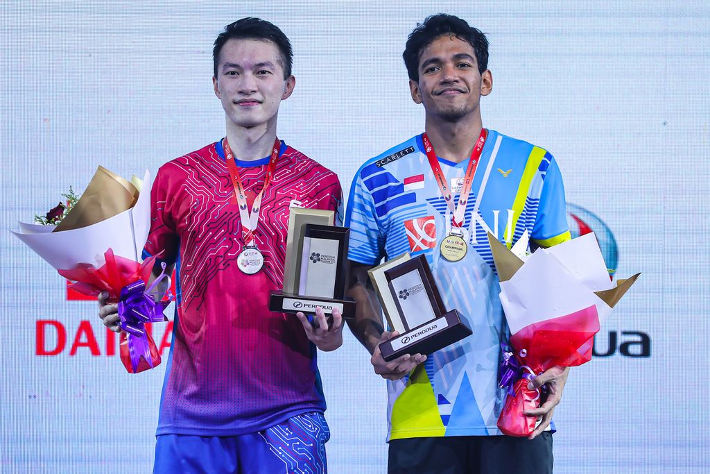 Chico Aura Dwi Wardoyo (kanan) dan pemain Hong Kong, Angus Ng Ka Long, di podium juara seusai laga final tunggal putra Malaysia Masters di Axiata Arena, Kuala Lumpur, Malaysia, Minggu (10/7/2022). Chico untuk pertama kalinya memenangi turnamen BWF World Tour Super 500.