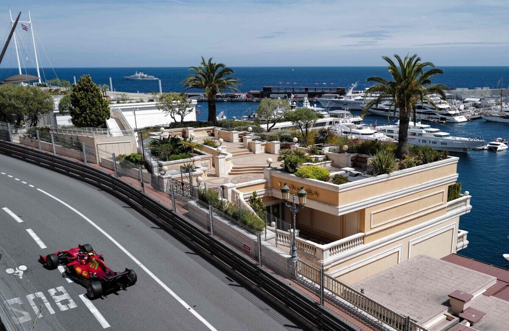 Pebalap tim Ferrari Charles Leclerc memacu mobilnya dalam sesi pemanasan sebelum lomba F1 seri Monaco di Sirkuit Jalanan Monaco, 23 Mei 2021. Leclerc menempati posisi start terdepan, tetapi gagal start karena kerusakan mobil.