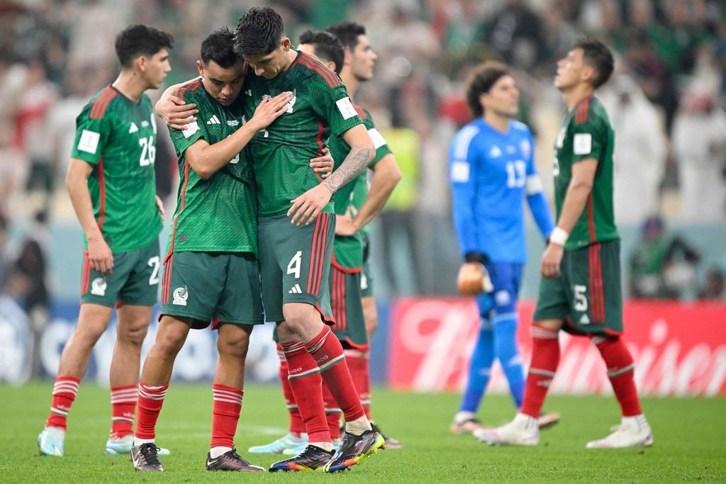 Reaksi gelandang Meksiko, Carlos Rodriguez (kiri) dan gelandang Edson Alvarez, seusai pertandingan Grup C Piala Dunia Qatar antara Arab Saudi dan Meksiko di Stadion Iconic, Lusail, Kamis (1/12/2022) dini hari WIB.  