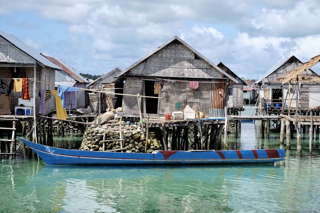 Perahu sandar di depan rumah warga Kampung Mola, Wakatobi, Sulawesi Tenggara, Rabu (8/6/2022). Sebanyak 525 sertifikat tanah akan dibagikan pemerintah ke warga Kampung Mola di pesisir Wakatobi. Sebagian besar mereka tinggal di rumah semipermanen yang dibangun di atas laut.