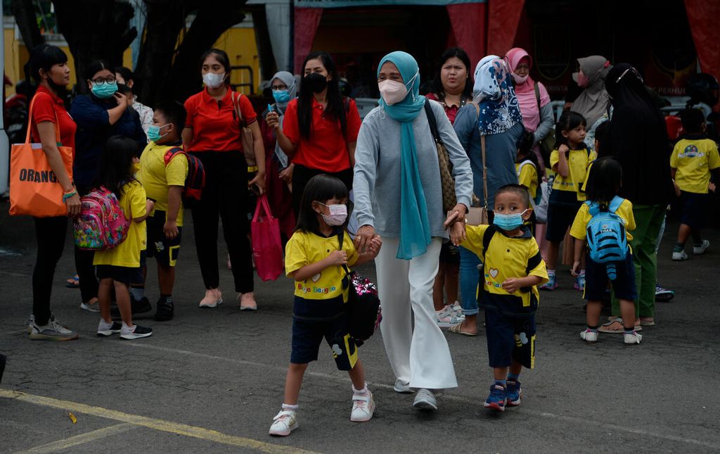Teachers and parents take their children on a tour to visit the Ronggowarsito Museum in Semarang City, Central Java, Wednesday (15/4/2022). Children are one of the most vulnerable groups for contracting COVID-19. It takes an active role of parents to educate as well as supervise their children when playing outside the house.